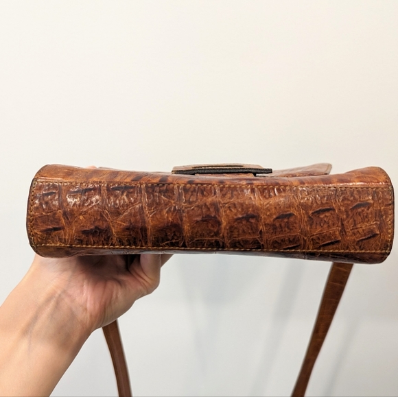 Claude Gerard Vintage Embossed Leather Crossbody Bag - Picture 4 of 9